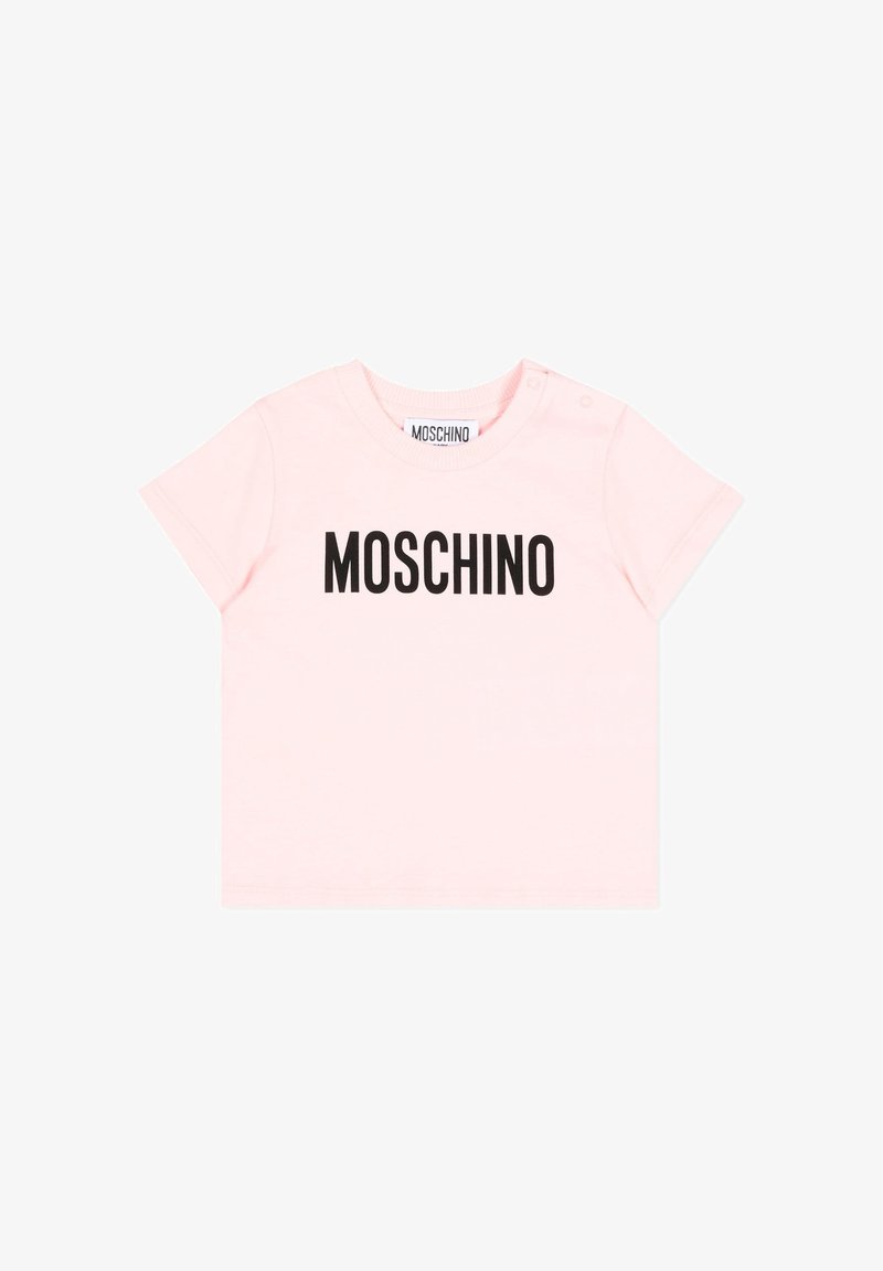 Maglietta rosa chiaro per bambini con maniche corte e la scritta "MOSCHINO" stampata in grandi lettere nere sul petto.