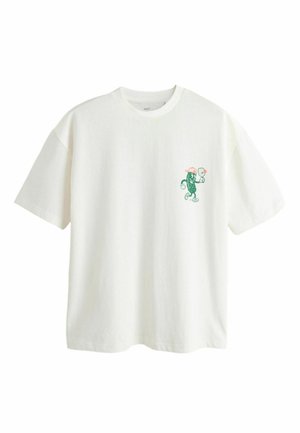 Witte T-shirt met korte mouwen en een kleine afbeelding van een augurkfiguurtje met pet en een bloem in de linkerborst.