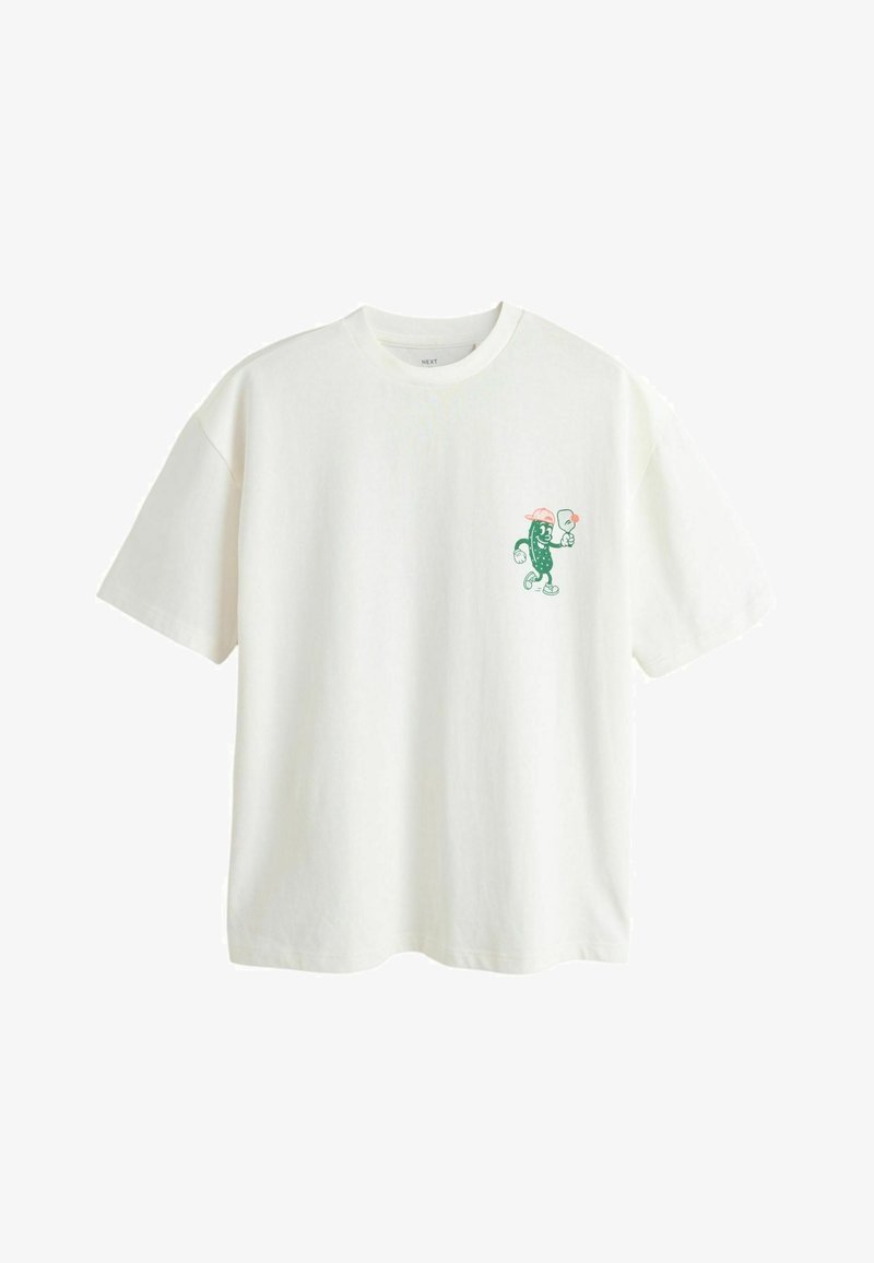 Weißes T-Shirt mit kurzen Ärmeln und einer kleinen Grafik eines Gurkencharakters mit Mütze, der eine Blume auf der linken Brust hält.