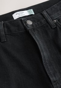 Jeans boyfriend neri a vita media in denim, con chiusura a bottoni, etichetta con le taglie e tessuto morbido.