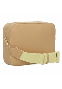Sac en cuir beige à porter en travers, avec une finition texturée, en forme rectangulaire, fermeture zippée sur le dessus, et une bandoulière ajustable jaune avec des éléments en or.