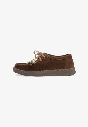 Bruine suède casual schoen met rubberen zool, vetersluiting aan de voorkant en decoratieve kralen aan de veters, zijaanzicht op witte achtergrond.