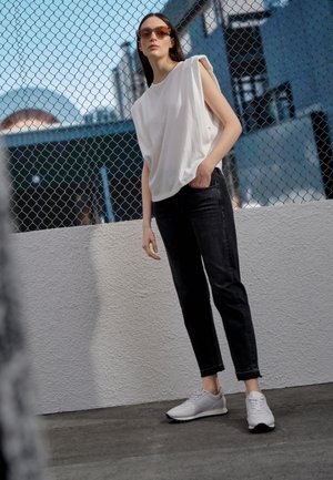 GIRLFRIEND MIDRISE - Jeans slim fit - black