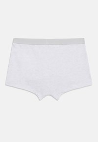 Γυναικείο εσώρουχο boyshort σε ανοιχτό γκρι, με φαρδιά ελαστική μέση, πάνω σε λευκό φόντο.