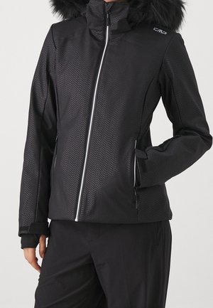 Veste d’hiver noire texturée avec fermeture éclair blanche sur le devant, capuche doublée de fourrure, poches zippées et logo CMP sur l’épaule.