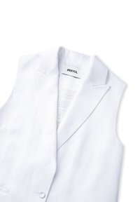 Witte mouwloze vest met ingezoomde kraag, subtiele textuur en één knoopsluiting. Etiket zegt "IPEKYOL." Eenvoudig en strak ontwerp.