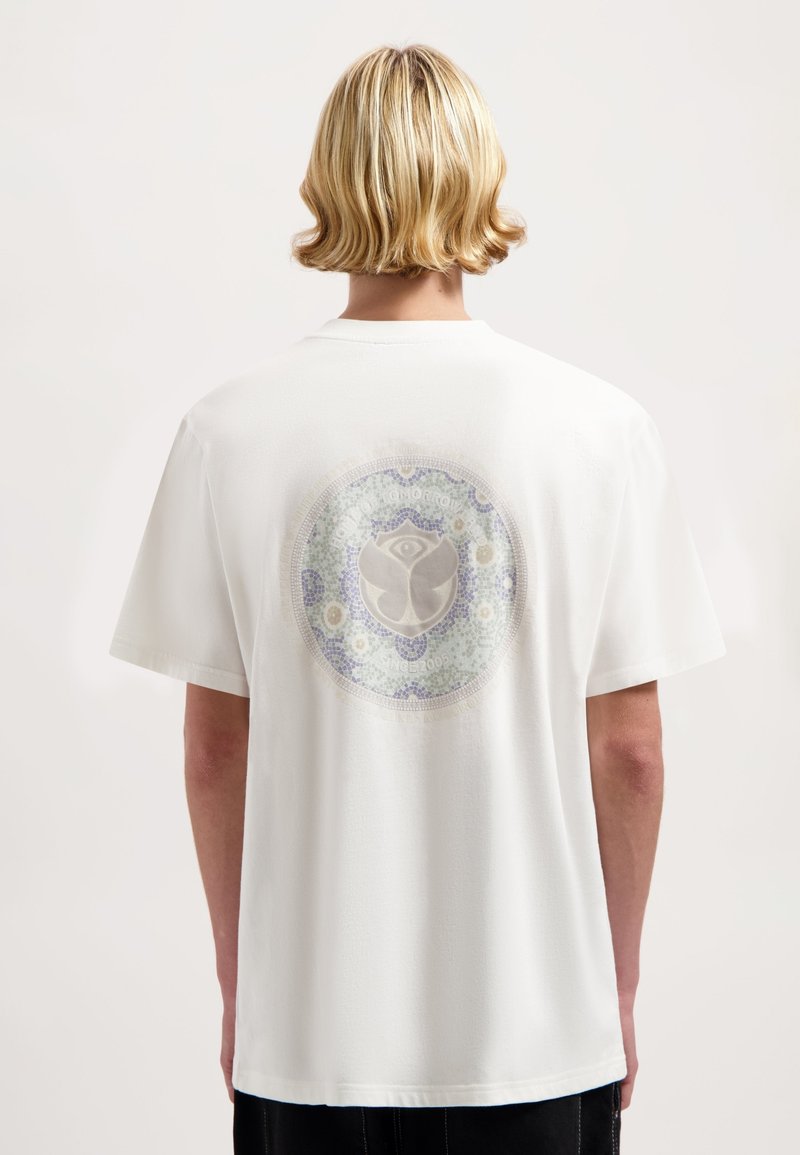 Weißes T-Shirt mit kurzen Ärmeln und einem runden, bunten Grafikdruck auf der Rückseite, der komplexe Muster und ein Logo in der Mitte zeigt.