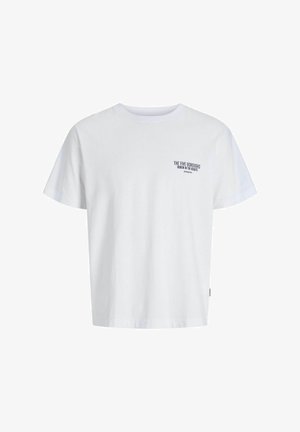 T-shirt en coton blanc avec un col rond, des manches courtes et un petit texte graphique bleu sur la poitrine gauche indiquant "LES CINQ ARRONDISSEMENTS."
