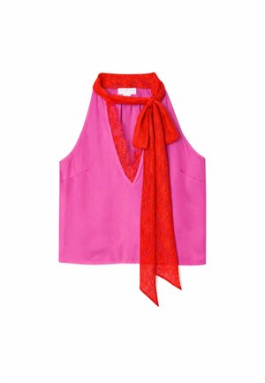 Ροζ μπλούζα χωρίς μανίκια με βαθύ V-λαιμόκοψη, κόκκινη δαντελένια επένδυση και δεμένη κόκκινη δαντελένια φιόγκο προσαρτημένη στη λαιμόκοψη.