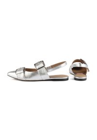 Scarpe flat argento con punta affusolata, design slingback, due fibbie sulla parte superiore, texture metallica liscia e suola nera piatta.