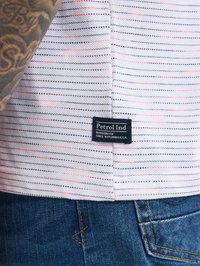 Cămașă cu mânecă scurtă în dungi, de culoare albă, cu dungi roz deschis, bleumarin și aurii; patch cu logo negru la tiv, inscripționat cu "Petrol Ind."