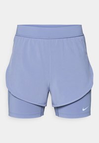 Σορτς Nike σε ανοιχτό μοβ, με σχεδίαση σε στρώσεις που περιλαμβάνει εσωτερική εφαρμοστή φόρμα και εξωτερικό χαλαρό στυλ. Ελαστική μέση για άνεση.