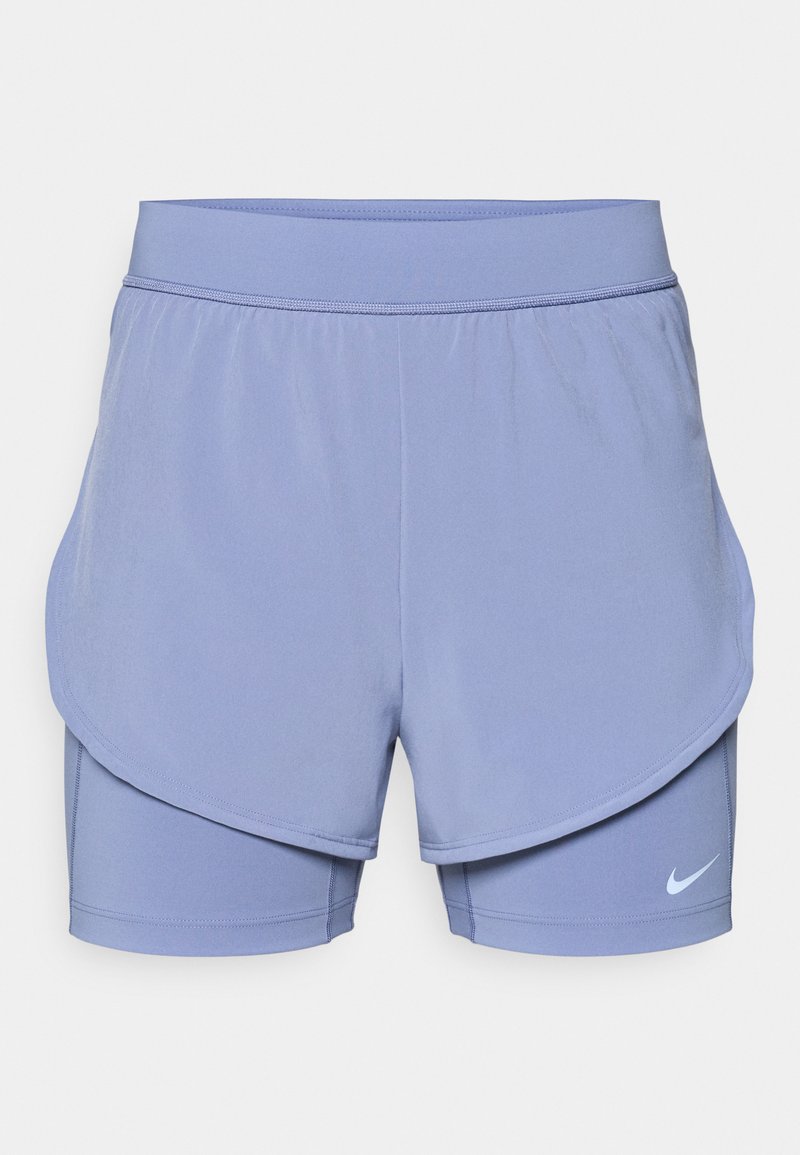 Shorts Nike en violet clair, présentant un design superposé avec une doublure intérieure ajustée et un ajustement extérieur ample. Taille élastique pour un confort optimal.