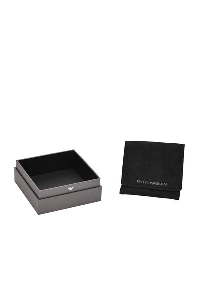 Caja de almacenamiento negra texturizada con logotipo plateado, acompañada de un pouch plegable de ante negro con el nombre de la marca en relieve.