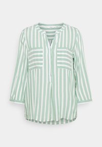 Camisa ligera a rayas verdes y blancas con escote en V, dos bolsillos en el pecho y mangas de tres cuartos; hecha de una tela suave.