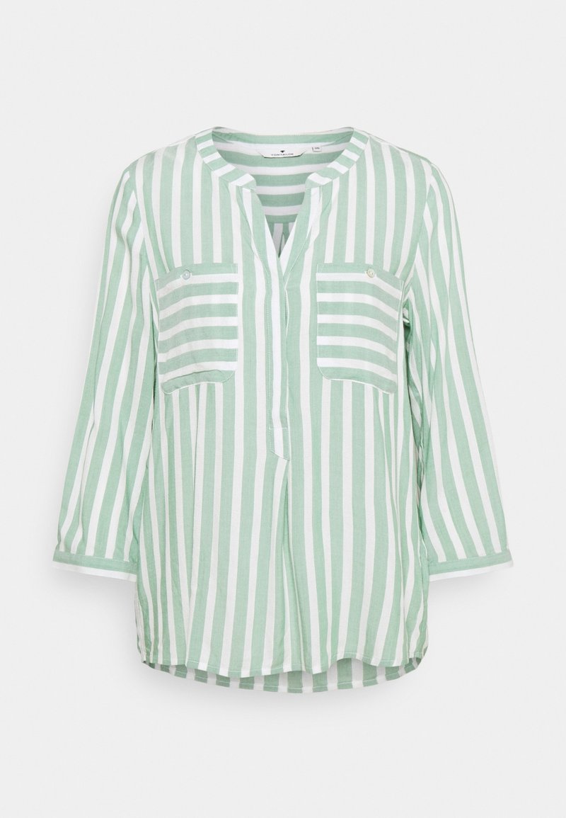 Camisa ligera a rayas verdes y blancas con escote en V, dos bolsillos en el pecho y mangas de tres cuartos; hecha de una tela suave.