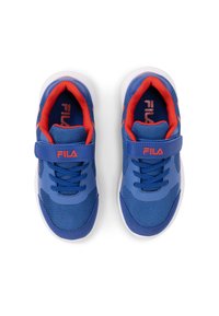 Scarpe da ginnastica in mesh blu e materiali sintetici con accenti rossi, dotate di una cinghia in Velcro e lacci, progettate per comfort e flessibilità.