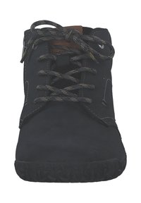 Stivali alla caviglia in pelle nera con punta tonda, suola in gomma piatta, accento marrone a contrasto e design classico con lacci caratterizzati da texture.
