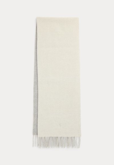 Cachecol cinza claro e creme feito de lã macia, apresentando uma textura suave e bordas com franjas para detalhe. Design fino, versátil para sobreposições.