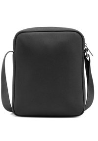 Czarna prostokątna torba na ramię z teksturowanej tkaniny, z zamknięciem na zamek u góry i regulowanym paskiem na ramię.