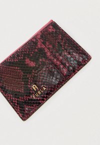 Furla kártyatartó texturált lila és fekete kígyóbőr mintás bőrből, több kártyatartó rekesszel és arany logóval díszítve.