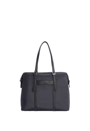 Bolso de mano rectangular negro con dos asas largas ajustables y un detalle central horizontal de cuero sobre fondo blanco.