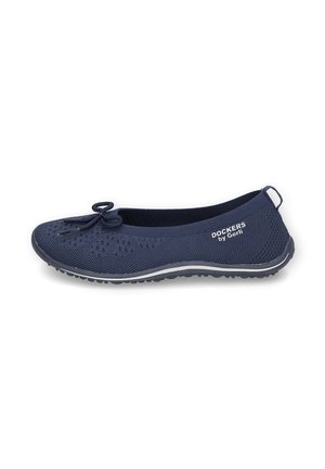 Marineblaue legere Slip-On Schuhe aus Strickstoff, mit kleiner Schleife vorne, strukturierter Sohle und "DOCKERS by Gerli" Logo an der Seite.