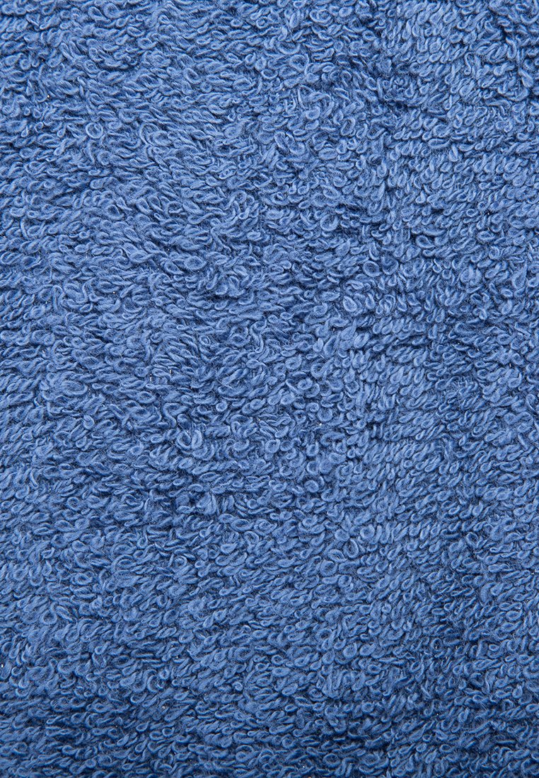 Tessuto blu testurizzato con una superficie morbida e annodata, caratterizzato da un design denso e soffice, ideale per comfort e calore.