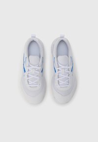 Λευκά αθλητικά παπούτσια με επάνω μέρος από δί χτυ και συνθετικό υλικό, μπλε λεπτομέρειες και λευκά κορδόνια. Στρογγυλερή μύτη και επένδυση στον γιακά για άνεση.