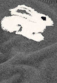 Grijze trui met een pluizig ontwerp van een witte konijn, met een gestructureerde afwerking en een klein zwart detail op het oog van het konijn.
