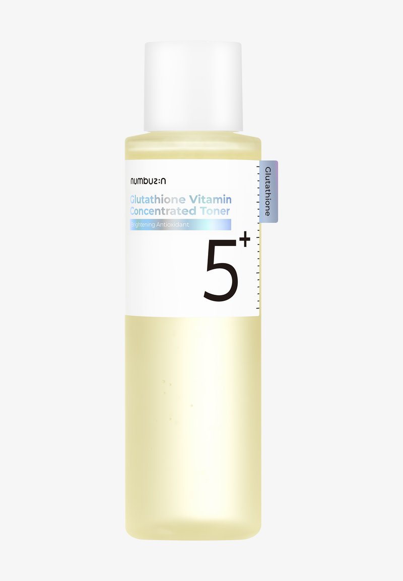 Fles Numbuz:n Glutathion Vitamine Geconcentreerde Toner met heldere lichtgele vloeistof en wit etiket met "5+" en "Verhelderende antioxidant."