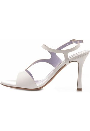 Sandalo alto in pelle patinata bianca con punta aperta, due cinturini frontali e cinturino alla caviglia. Presenta una silhouette elegante e un design del tacco affusolato.