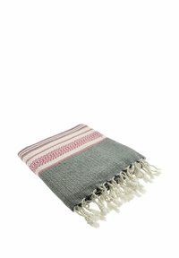 Geweven katoenen deken met een grijze basis, een roze en witte gestreepte patroon, en beige franjes aan de rand. Zachte textuur met decoratieve stiksels.