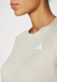 adidas Performance TRAIN ESSENTIALS 3STRIPES WORKOUT - Sportovní tričko - alumina/white