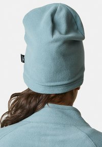 Fleece-pipo vaaleansinisessä värissä, jossa on löysä muotoilu ja pehmeä tekstuuri. Sisältää pienen brändilapun sivussa.