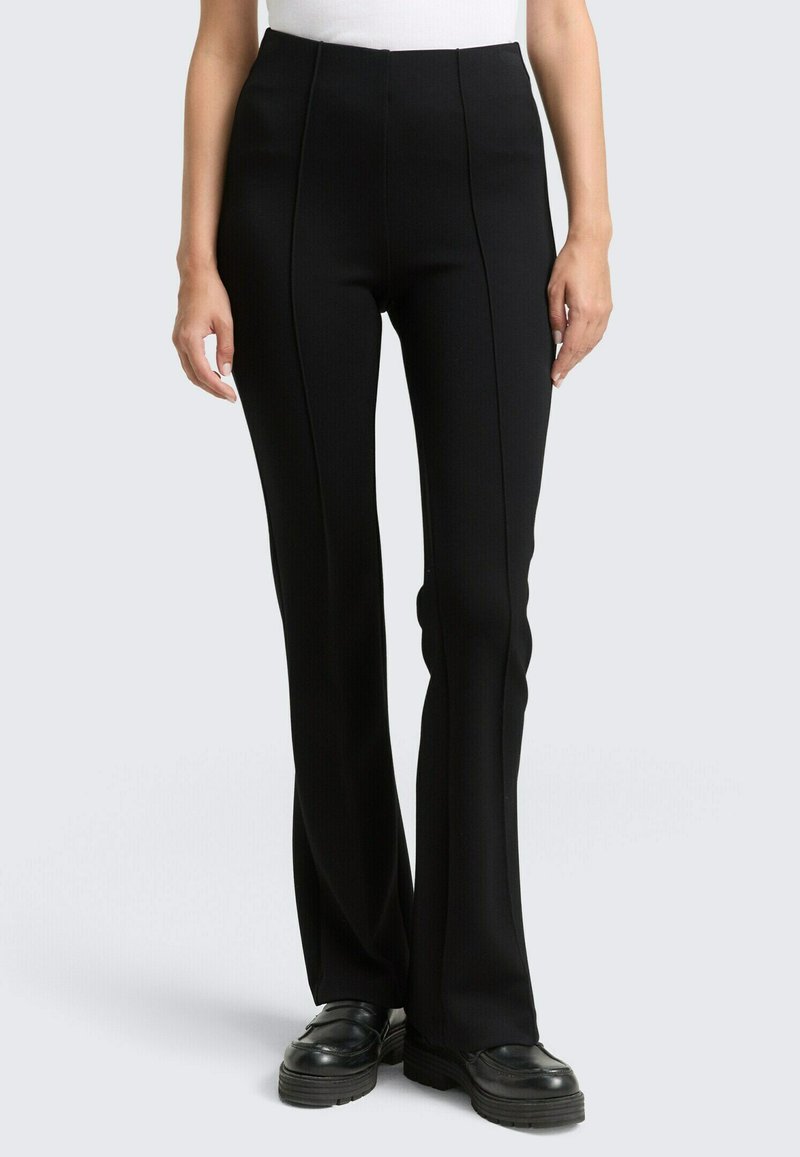 Schwarze maßgeschneiderte Hose mit hoher Taille, die sichtbare Vordernaht und einen geraden Beinausschnitt aufweist. Der Stoff wirkt glatt mit feiner Textur.