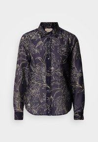 Camisa azul-marinho com botões e padrão floral em creme. Apresenta mangas compridas, gola e corte ajustado. Textura do tecido suave.