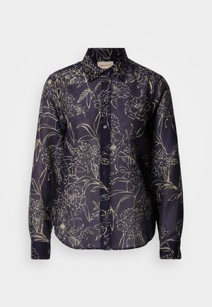 Camisa azul marino abotonada con un patrón floral en color crema. Cuenta con mangas largas, cuello y un corte entallado. Textura de tela suave.