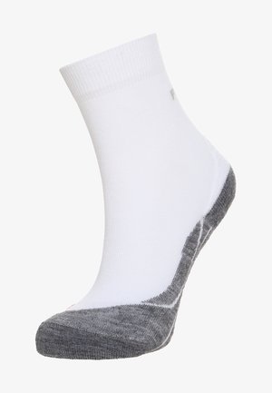Witte sport sok met grijze hiel en teenondersteuning, voorzien van een geribde bovenband en contrasterende stiksels, ontworpen voor comfort en duurzaamheid.