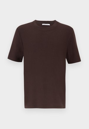 Vienkārša tumši brūna īsām piedurknēm arapa kreklu, kas izlikts uz baltā fona.