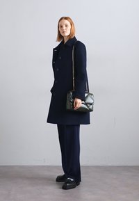 Tory Burch KIRA DIAMOND CONVERTIBLE SHOULDER BAG - Torba čez telo - fir tree