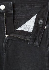Črne jeans hlače z zadrgo in obročkom za zapiranje, ter podloženimi notranjimi žepi s vzorcem. Gladka površina z minimalnimi detajli šivanja.