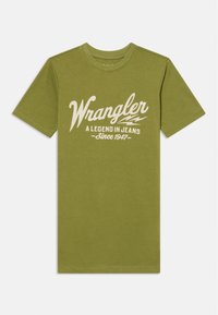 Alyvuogių žalios medvilnės marškinėliai su apvalia apykakle ir trumpomis rankovėmis. Balta script tipo "Wrangler" logotipas, po juo užrašas "Legenda džinsams nuo 1947".