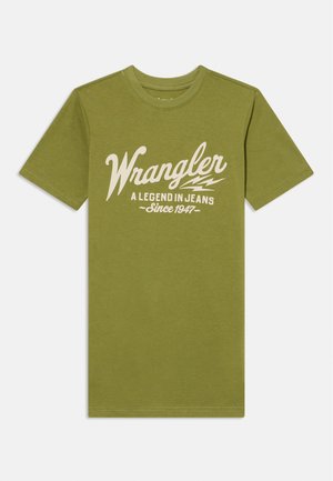 T-shirt in cotone verde oliva con collo rotondo e maniche corte. Logo "Wrangler" in bianco con scritte, con "Una leggenda nei jeans dal 1947" sotto.