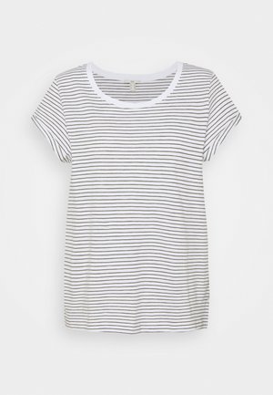 Biała koszulka z krótkim rękawem z cienkimi ciemnymi poziomymi paskami, okrągłym dekoltem, miękkim materiałem i małym logo przy krawędzi.