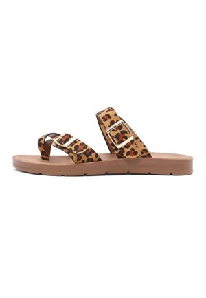 Sandalia plana de punta abierta con suela marrón claro y dos tiras ajustables con estampado de leopardo y hebillas doradas.