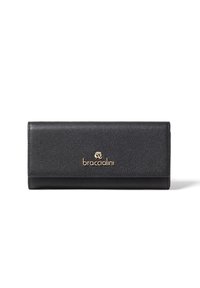 Portafoglio in pelle nera con finitura testurizzata, caratterizzato da un logo e nome del marchio dorati sulla parte frontale. Design sottile e rettangolare.