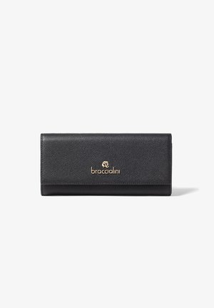 Portafoglio in pelle nera con finitura testurizzata, caratterizzato da un logo e nome del marchio dorati sulla parte frontale. Design sottile e rettangolare.