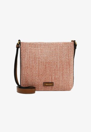 Borsa a tracolla rettangolare di colore rosa-arancio con una tracolla in pelle marrone, decorata con un logo del brand con accenti dorati sul fronte.