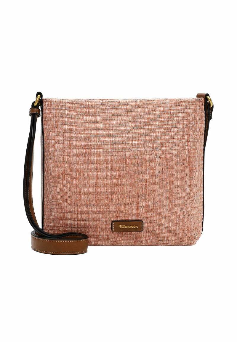 Ruusukanoranjin tekstuurilla varustettu olkalaukku, ruskealla nahkahihnalla, suorakulmainen muoto ja edessä kultaisella korostetulla brändilogo.